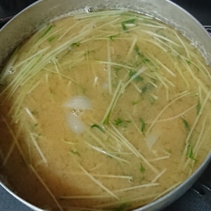 水菜と玉ねぎのお味噌汁